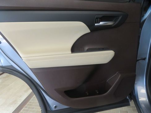 Used 2021 Toyota Highlander XLE FWD image 17