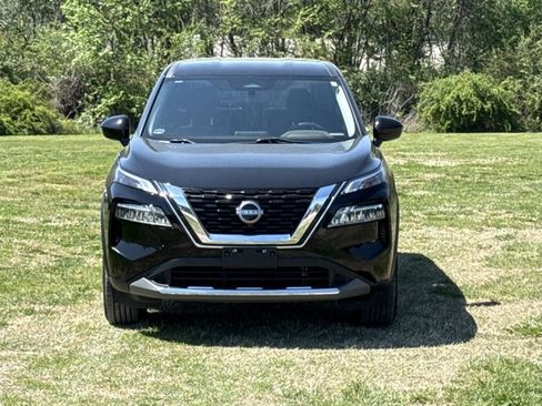 Used 2023 Nissan Rogue SV image 2