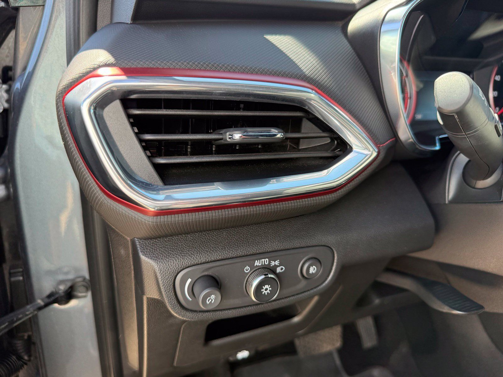 Used 2022 Chevrolet TrailBlazer RS w/ Sun and Liftgate Package AWD/4WD image 13