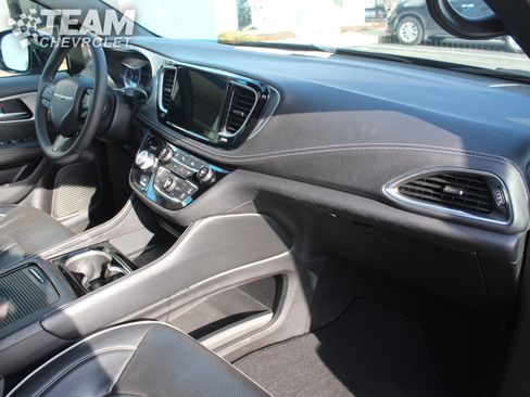 Used 2025 Chrysler Pacifica Limited image 30