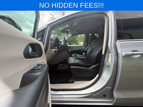 Used 2024 Chrysler Pacifica Touring-L FWD image 13
