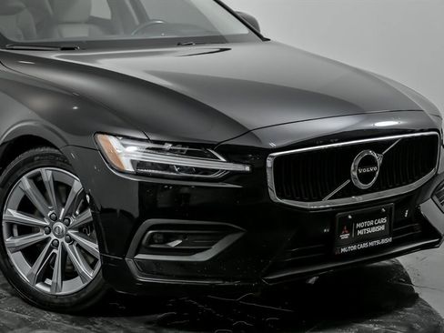 Used 2021 Volvo S60 T6 Momentum w/ Premium Package image 2