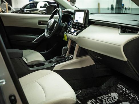 Used 2025 Toyota Corolla Cross L image 12