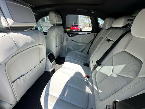 Used 2026 Porsche Macan AWD/4WD image 37