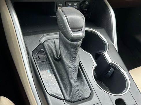 Used 2022 Toyota Highlander XLE AWD/4WD image 32