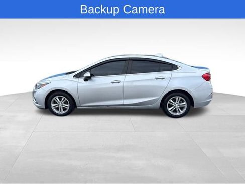 Used 2018 Chevrolet Cruze LT w/ Convenience Package image 8