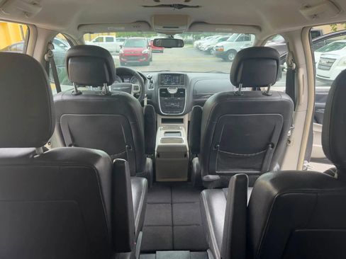 Used 2014 Chrysler Town & Country Touring FWD image 17