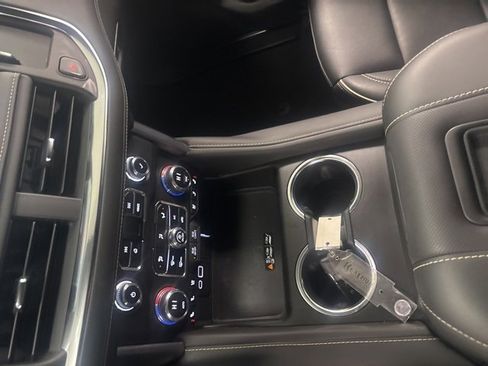 Used 2024 GMC Yukon XL SLT w/ SLT Luxury Package image 25