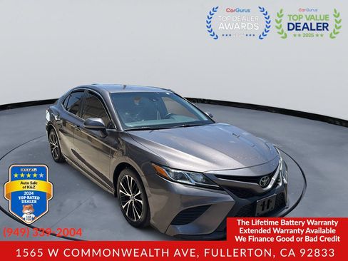 Used 2018 Toyota Camry SE FWD image 2