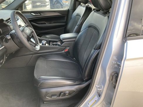 Used 2023 Jeep Grand Cherokee L Laredo image 31