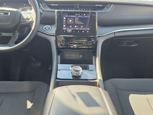 Used 2024 Jeep Grand Cherokee Laredo image 10