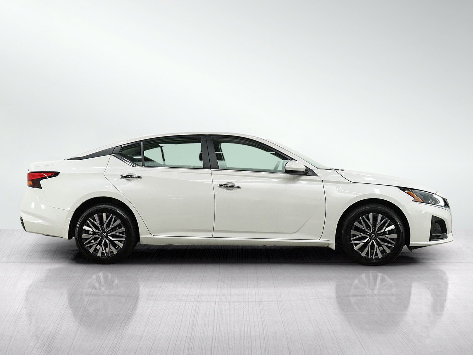 Used 2023 Nissan Altima 2.5 SV AWD/4WD image 6