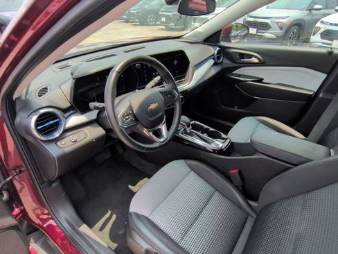 Used 2025 Chevrolet Trax LT w/ LT Convenience Package FWD image 15