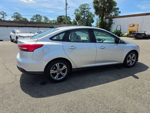 Used 2017 Ford Focus SE FWD image 3