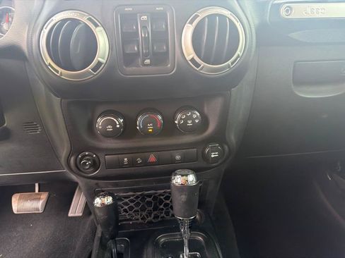 Used 2018 Jeep Wrangler Unlimited Sahara w/ Connectivity Group AWD/4WD image 18