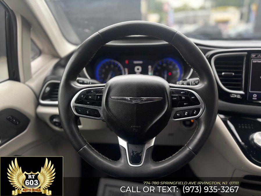 Used 2024 Chrysler Pacifica Touring-L FWD image 19