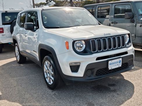 Used 2023 Jeep Renegade Latitude image 2