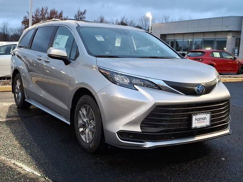 Certified 2025 Toyota Sienna LE w/ LE Plus Package FWD image 2