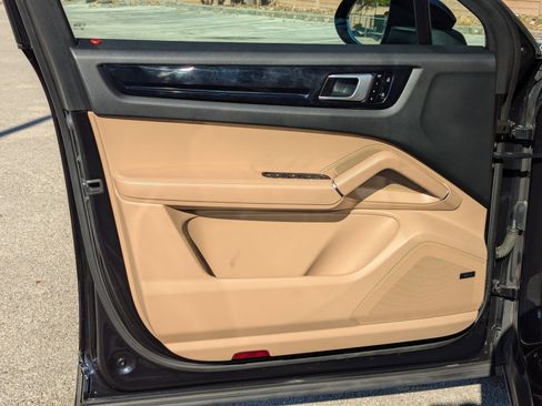 Used 2021 Porsche Cayenne Coupe image 11