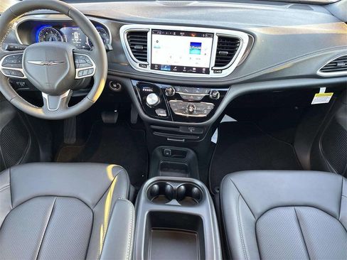 New 2026 Chrysler Pacifica Select image 6