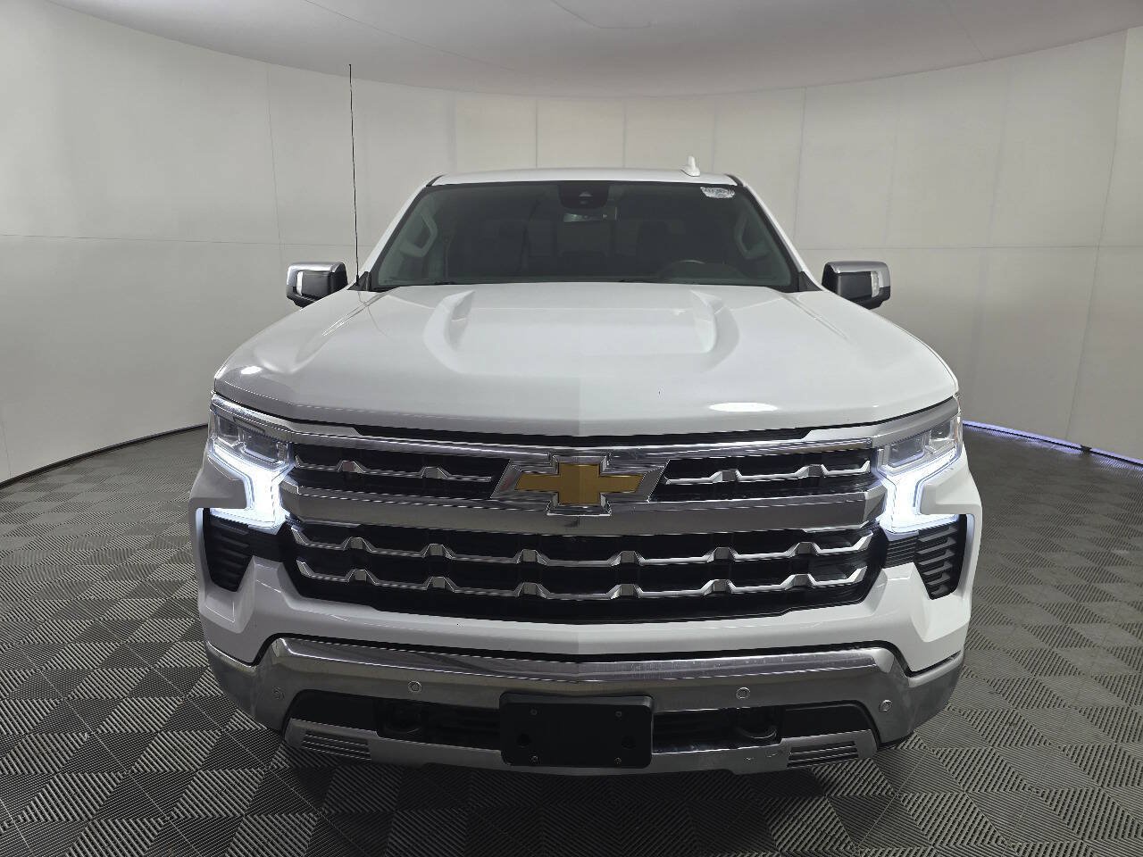 Used 2023 Chevrolet Silverado 1500 LTZ w/ LTZ Convenience Package II AWD/4WD image 4