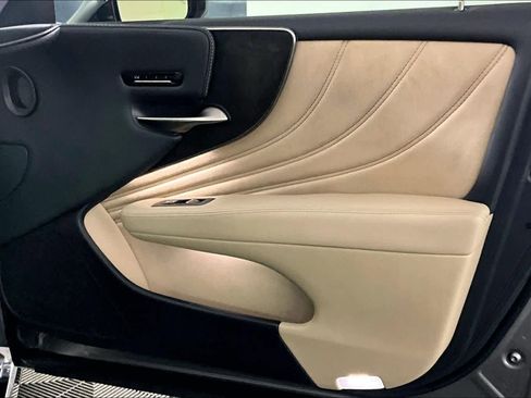 Used 2021 Lexus LS 500 w/ Interior Upgrade Package RWD image 21