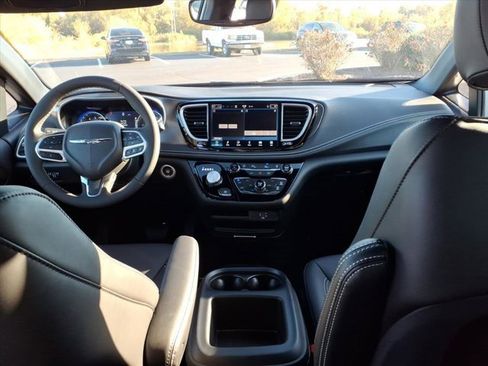 New 2026 Chrysler Pacifica Select image 6