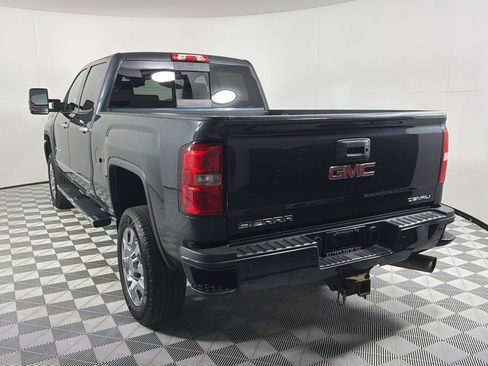 Used 2018 GMC Sierra 2500 Denali w/ Duramax Plus Package AWD/4WD image 7