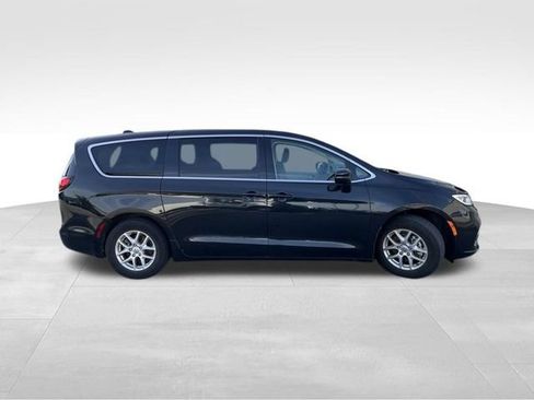 Used 2023 Chrysler Pacifica Touring-L FWD image 8