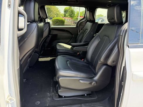 Used 2024 Chrysler Pacifica Limited FWD image 18
