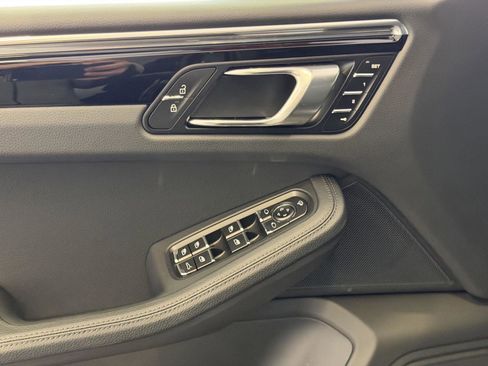 Certified 2025 Porsche Macan image 14