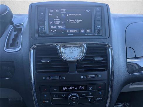 Used 2014 Chrysler Town & Country Touring image 15