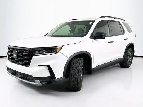 Certified 2025 Honda Pilot TrailSport image 1