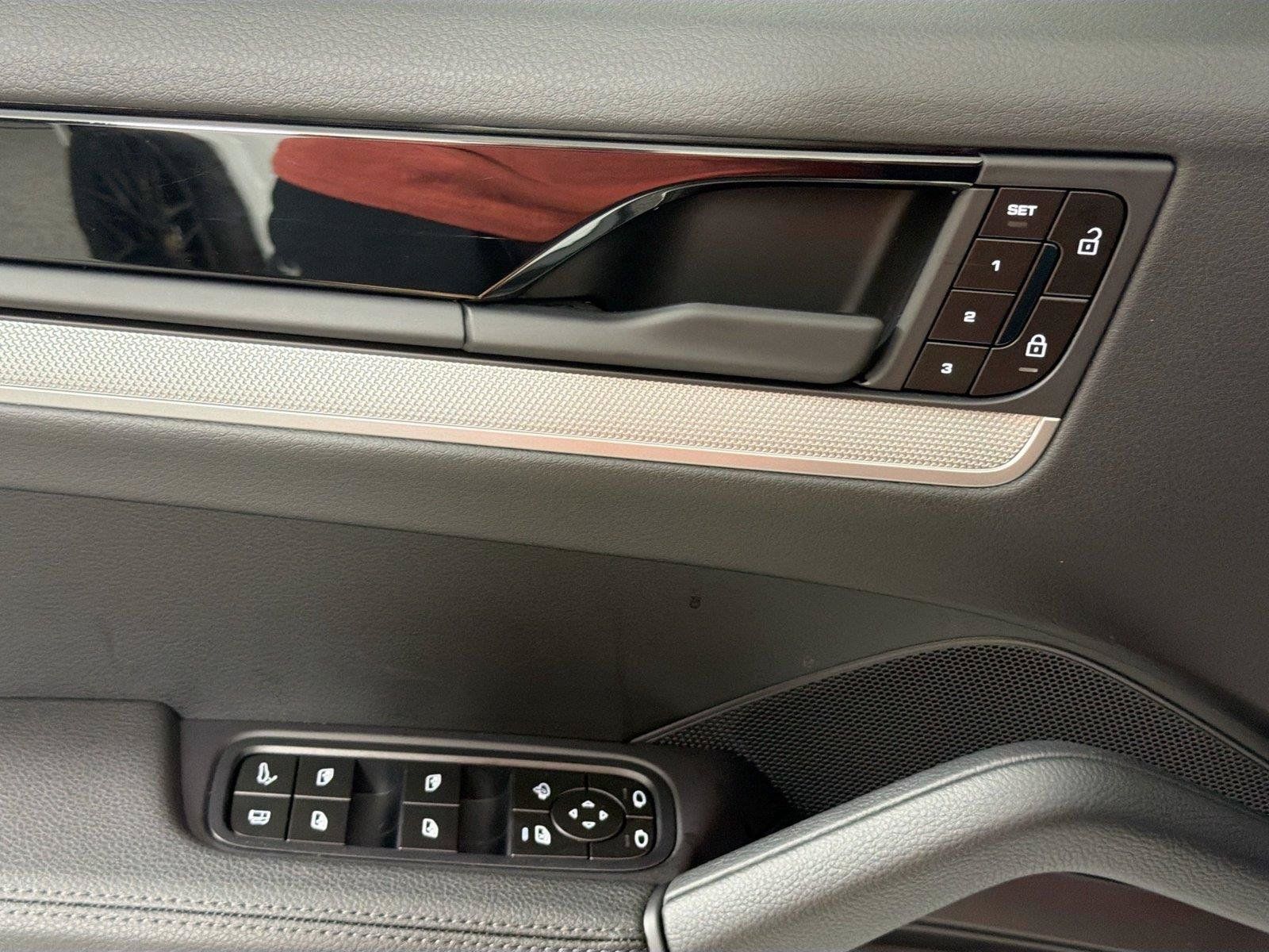 Certified 2025 Porsche Cayenne E-Hybrid AWD/4WD image 30