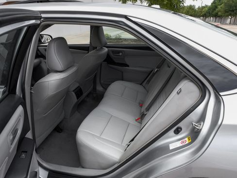 Used 2016 Toyota Camry XLE w/ Moonroof Package FWD image 38