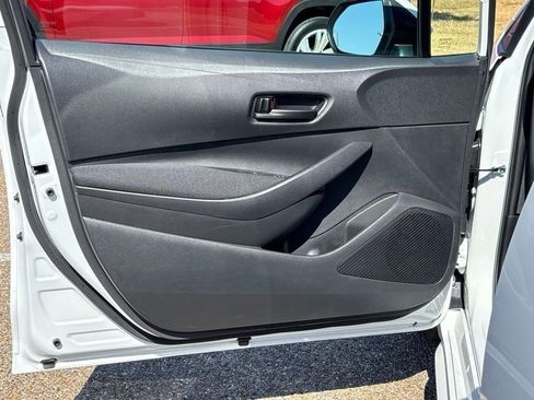 Used 2025 Toyota Corolla LE image 24