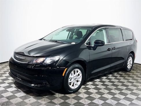 Used 2024 Chrysler Voyager LX image 4