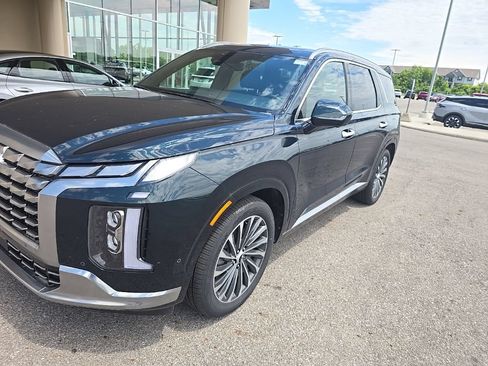 Used 2025 Hyundai Palisade Calligraphy FWD image 2