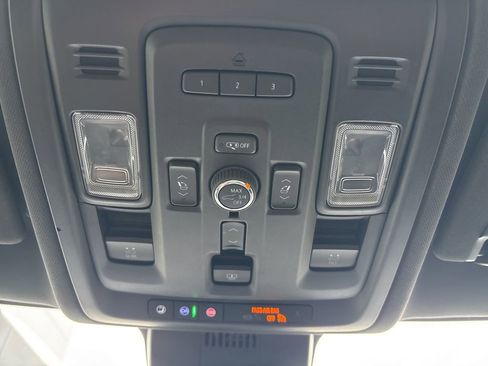 Used 2023 Chevrolet Suburban Z71 w/ Luxury Package image 38