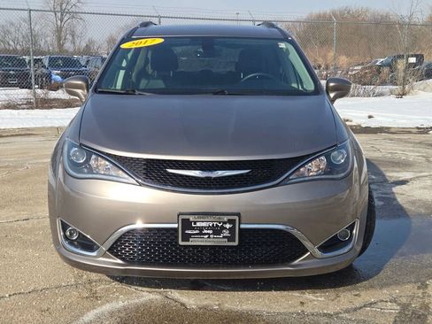 Used 2017 Chrysler Pacifica Touring-L Plus image 4