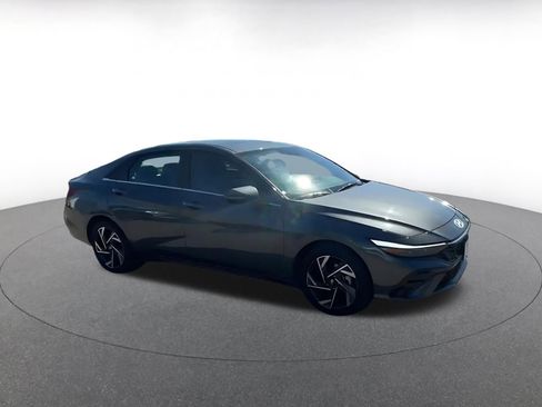 Used 2025 Hyundai Elantra Limited image 2