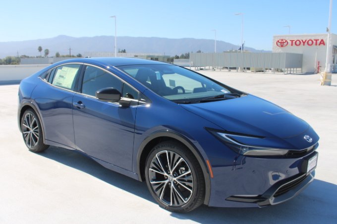 New 2027 Toyota Prius Limited AWD/4WD image 2