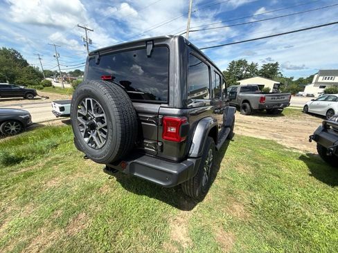 New 2026 Jeep Wrangler Unlimited Sahara AWD/4WD image 5