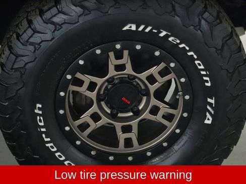 Used 2017 Toyota Tacoma TRD Off-Road w/ Premium & Technology Package image 11