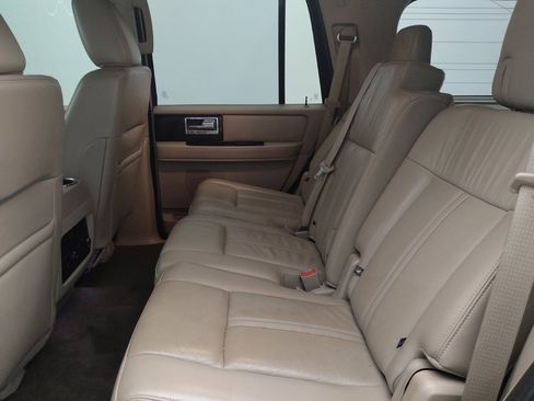 Used 2017 Lincoln Navigator Select image 18