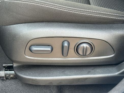 Used 2024 GMC Terrain SLE w/ Driver Convenience Package FWD image 23
