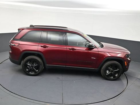 Used 2025 Jeep Grand Cherokee Limited w/ Black Appearance Package RWD image 18