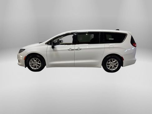 Used 2024 Chrysler Voyager LX image 2