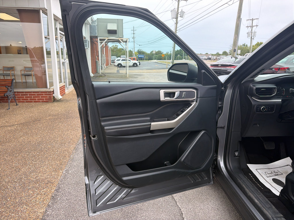 Used 2023 Ford Explorer XLT w/ Equipment Group 202A RWD image 9