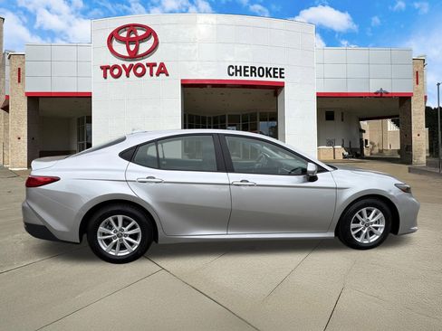 Used 2025 Toyota Camry LE FWD image 5